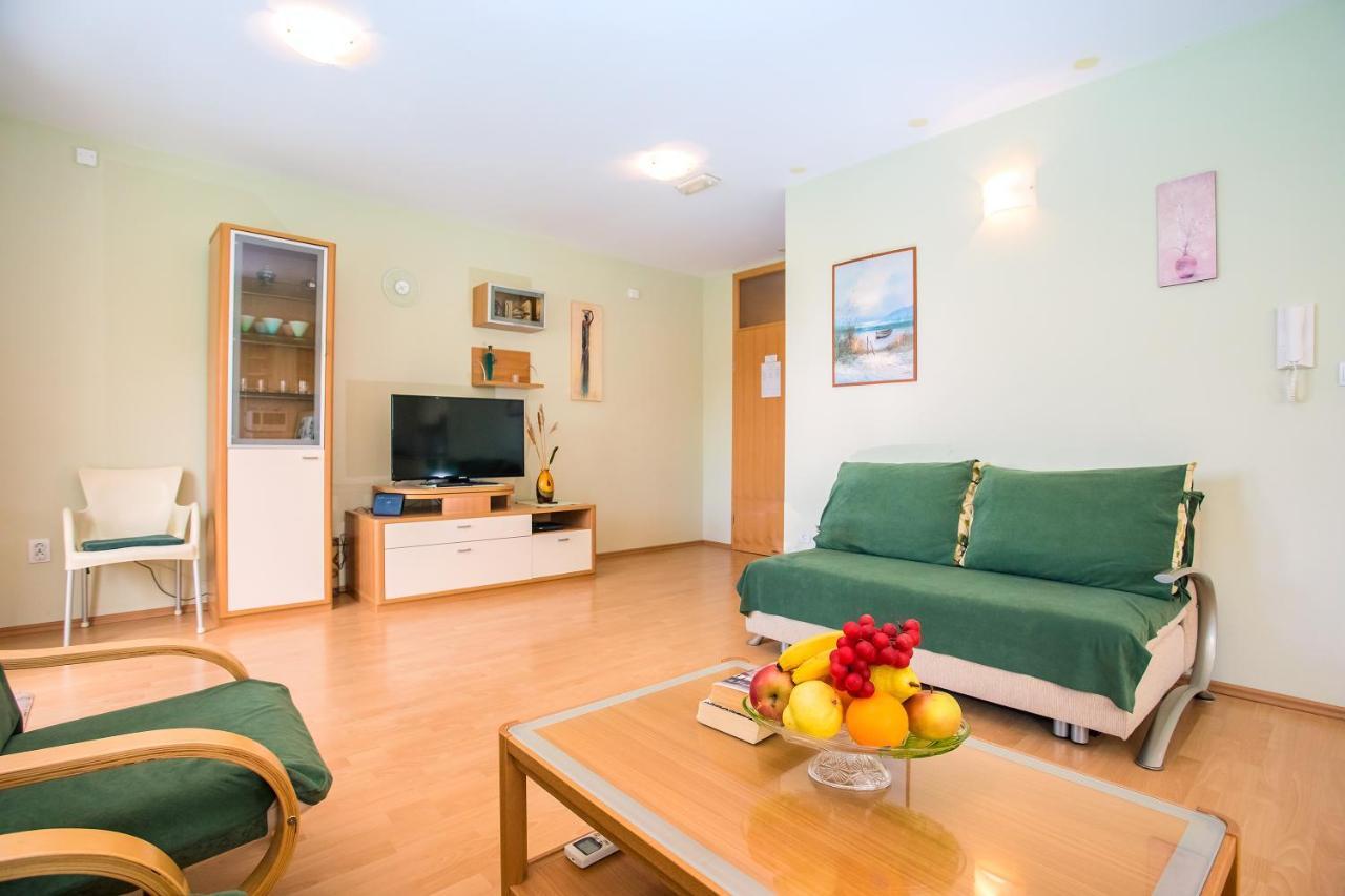 Apartmani Ribnjak Seka Оміш Екстер'єр фото