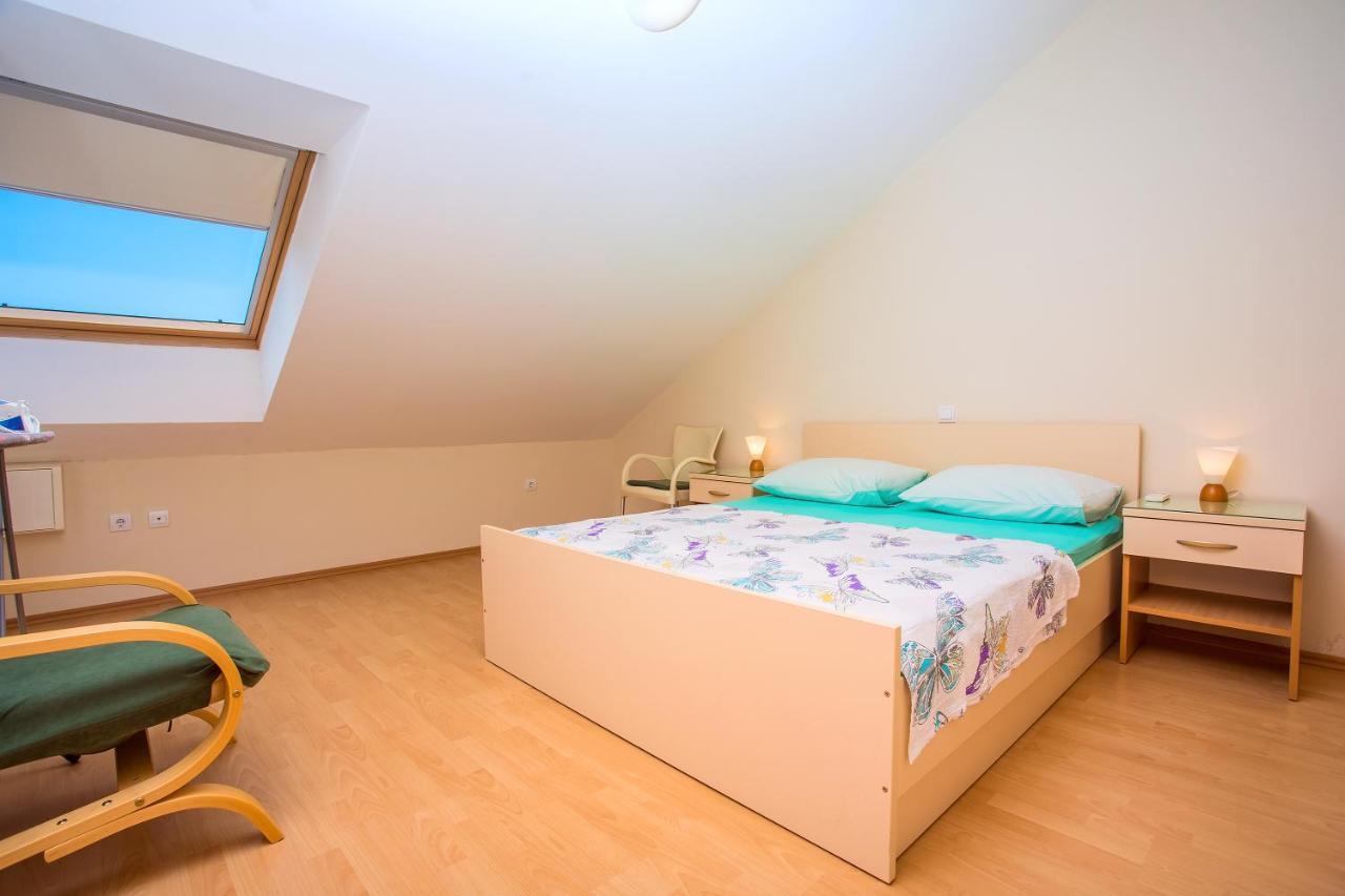 Apartmani Ribnjak Seka Оміш Екстер'єр фото